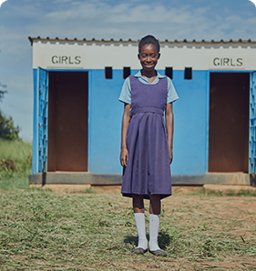 깨끗한 화장실 앞에 서 있는 아프리카 여자 아동 모습