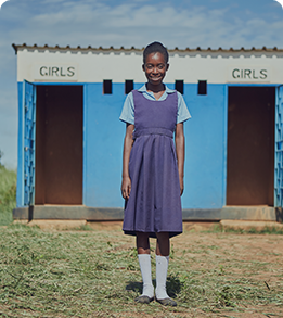 깨끗한 화장실 앞에 서 있는 아프리카 여자 아동 모습
