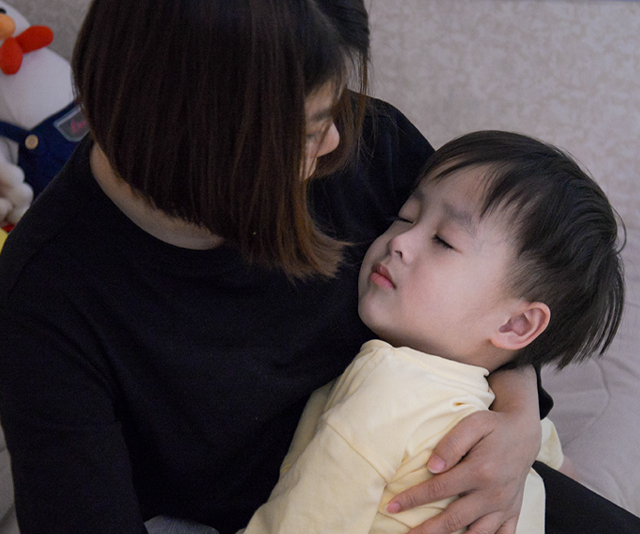 잠들어 있는 민하를 바라보는 엄마 