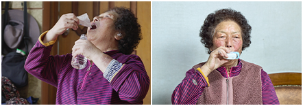 약먹는 할머니 이미지