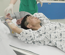 굿네이버스 위기 가정 후원 | 검사를 받는 아빠 모습