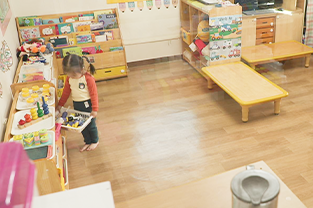 굿네이버스 국내 아동 후원 | 어린이집에서 아빠를 기다리는 3살 아랑이