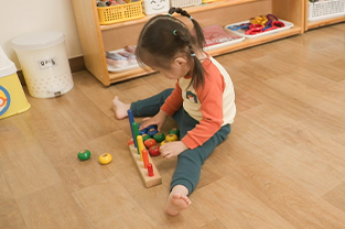 굿네이버스 국내 아동 후원 | 어린이집에서 아빠를 기다리는 3살 아랑이