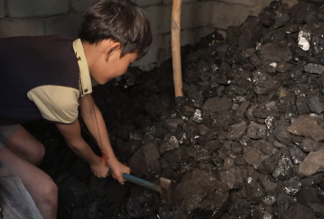 석탄을 작게 쪼개는 고려인 아이 사진