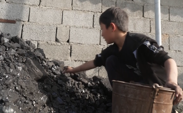 석탄을 바구니에 담는 고려인 아이 사진