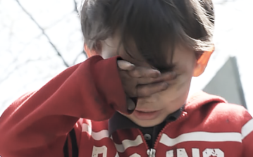 땀을 닦고 있는 고려인 아이 사진