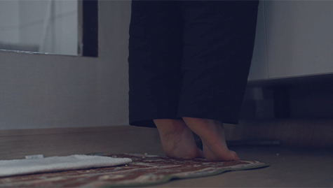 까치발을 들고잇는 아동의 발사진