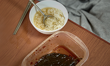 흰쌀밥과 반찬 하나뿐인 식사