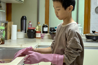 설거지를 하는 민석이