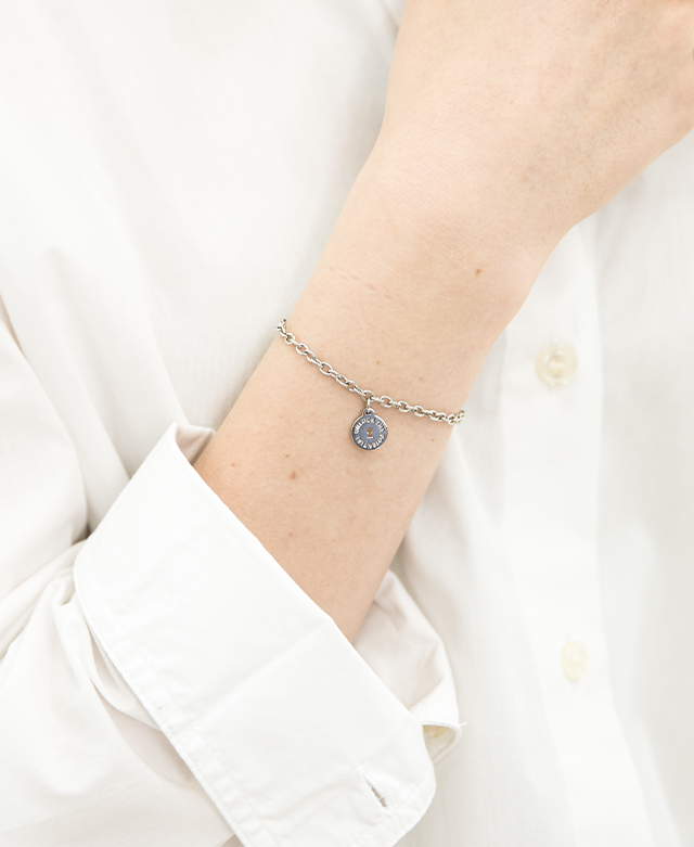 팔찌 착용 이미지