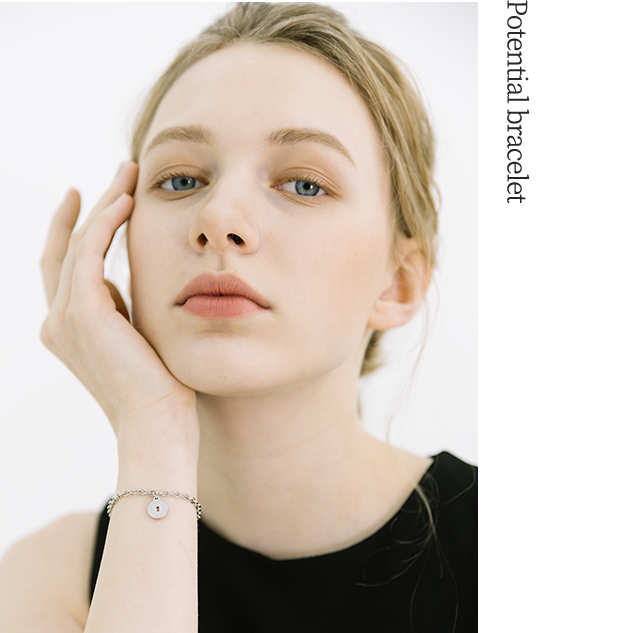 팔찌 착용 이미지