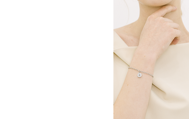 팔찌 착용 이미지