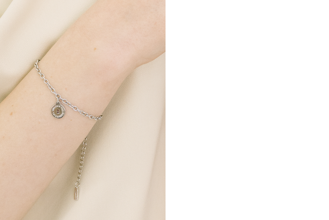 팔찌 착용 이미지