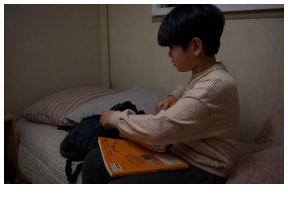 가방을 챙기는 우진이