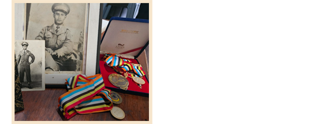 목에 걸고 계신 것, 가슴에 있는 것, 그리고 금처럼 보이는 것 그 비밀이 무엇인가요? … 단순한 금이 아니란다. 피의 대가야. 평등과 자유를 위해 치른 대가란다. - 참전메달을 보며 쓴 아르세마의 시 中 -